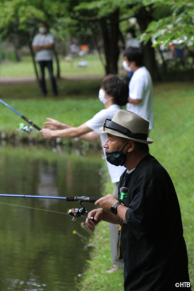 2021水曜どうでしょうエアキャラバン 釣り対決をする藤村忠寿ディレクター(C)HTB
