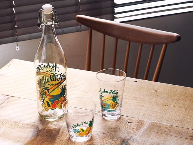 「Aloha グラスシリーズ」トロピカルな雰囲気に浸れるボトルとタンブラーのセットデザイン。フルーツジュースやお酒を入れたり、インテリアとして飾っても。