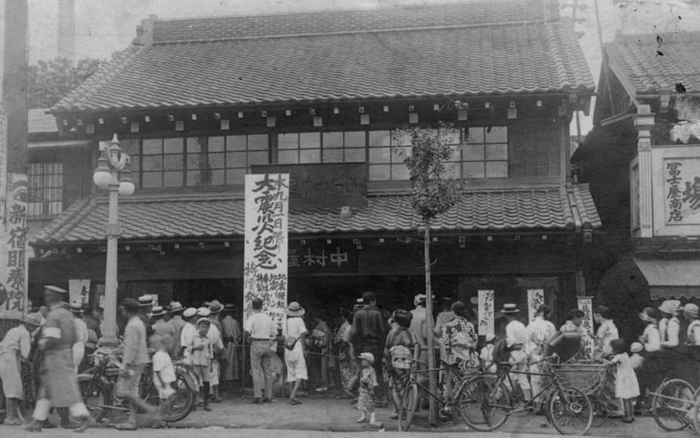 「大震災記念」の立て看板とお客様で賑わう中村屋(大正末頃)