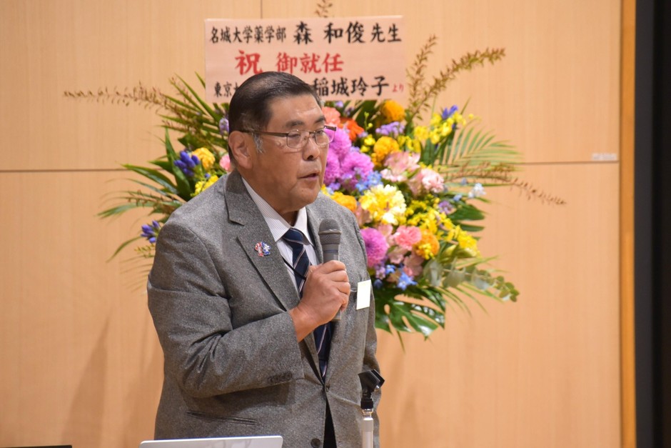 あいさつする小原理事長