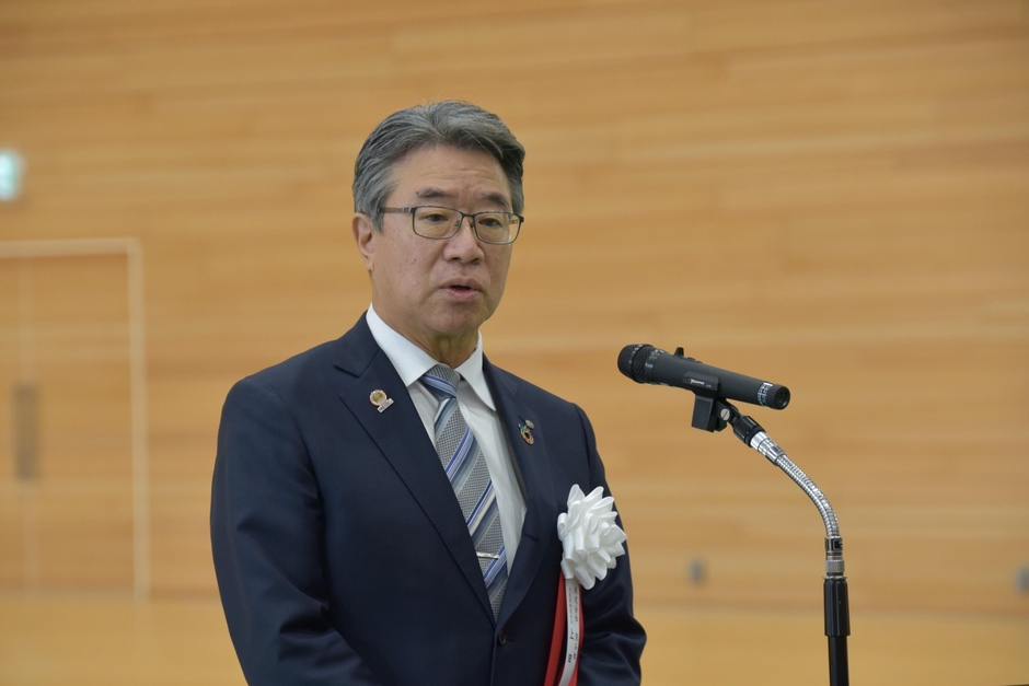 あいさつする熊谷組の上田社長