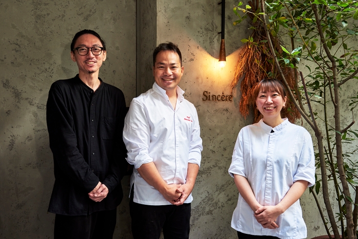 左から日本百貨店 バイヤー日暮、Sincereオーナーシェフ 石井真介さん、パティシエ サガワショーコさん