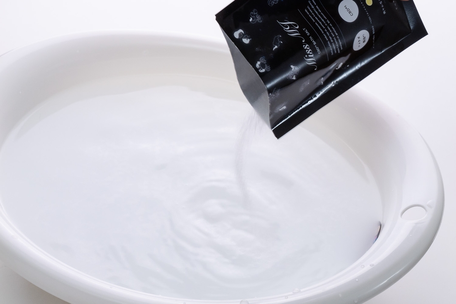 お湯に入れると素早く溶ける。同時に、レモングラス油による自然で爽やかな香りがほわんと広がる。