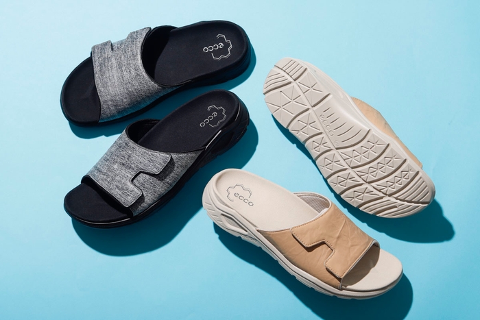 最先端レザーを搭載した ビームス ジャパン 限定のECCOサンダル