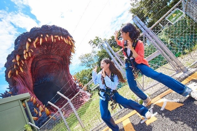 ▲凍結したゴジラにジップラインで大接近!