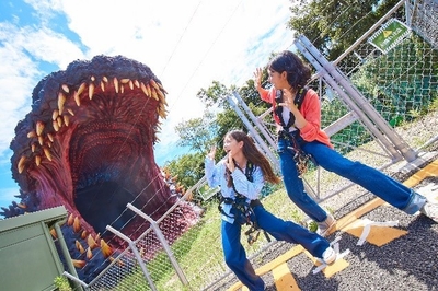 ▲凍結したゴジラにジップラインで大接近!