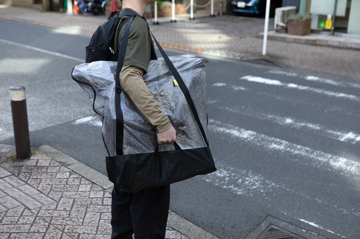 肩にかけて運べる