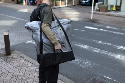 肩にかけて運べる