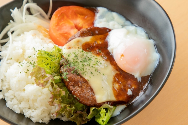 ボリューム満点の「ロコモコ丼」1,300円（税込）