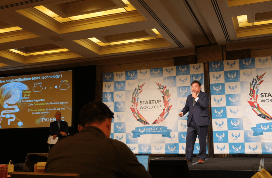 15日の準決勝にてプレゼンテーションを行うトイメディカル株式会社　代表取締役社長　竹下英徳