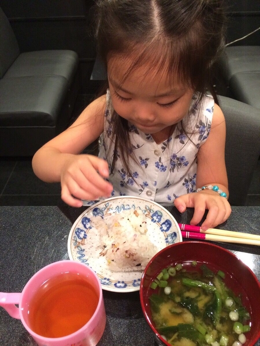 健康的なおにぎりとお味噌汁!