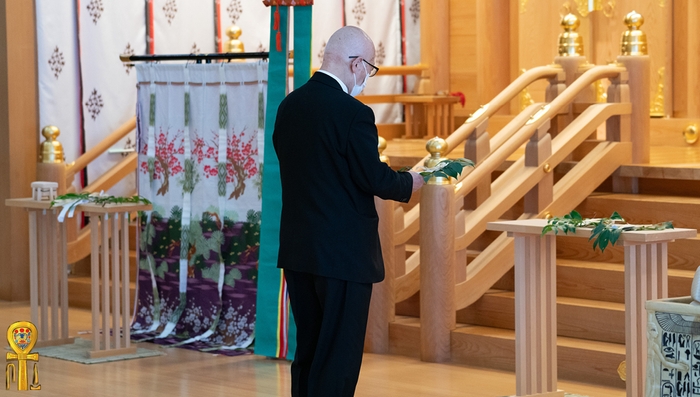 玉串奉奠を行うCMEモルゲンランド代表の野澤汎雄