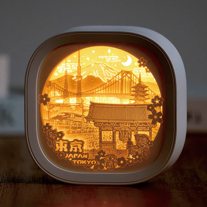 「花の都・大東京」東京タワーやレインボーブリッジを描き、大都市東京の華やかさを表現。