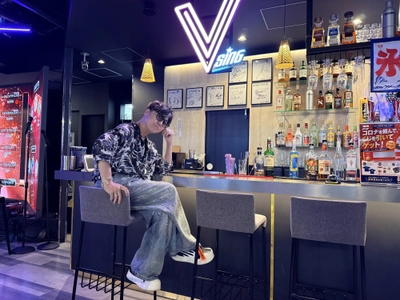 VSING渋谷 1周年イベントの追加情報を公開！
渋谷で“アーティストと一緒に楽しめる”新しいライブ体験を。
レゲエアーティストTAK-Zが「VSING 渋谷」1周年記念スペシャルイベントに出演決定！