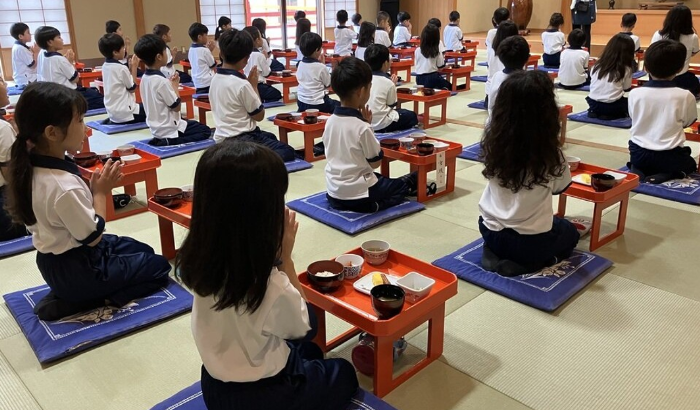 近畿大学附属小学校1年生が信貴山で宿泊合宿を実施　親元を離れた集団生活で自立心と感謝の心を育む