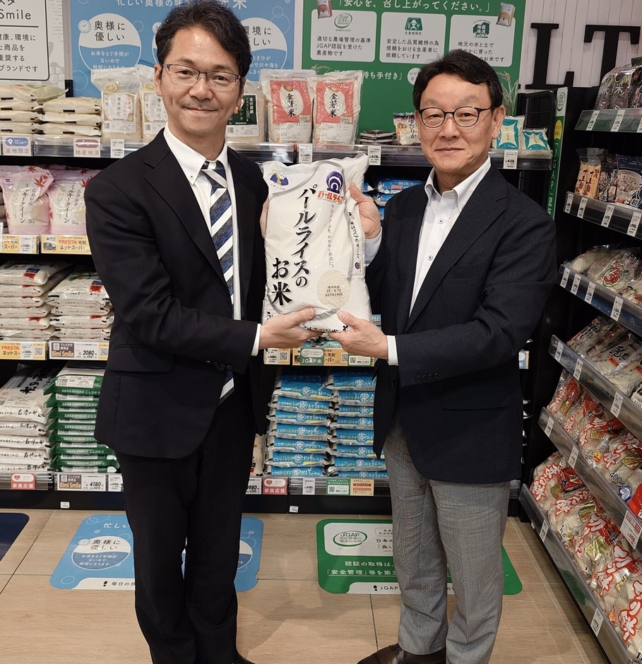 (左より　NPO法人広島こども食堂支援センター様 理事長　越智 誠輝様、株式会社フレスタ　執行役員社長　谷本 満)