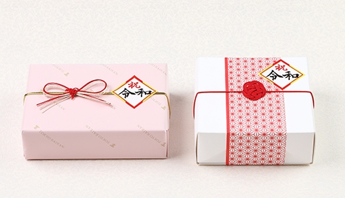 新元号記念　プティフール令和(左)、プティガトー令和(右)