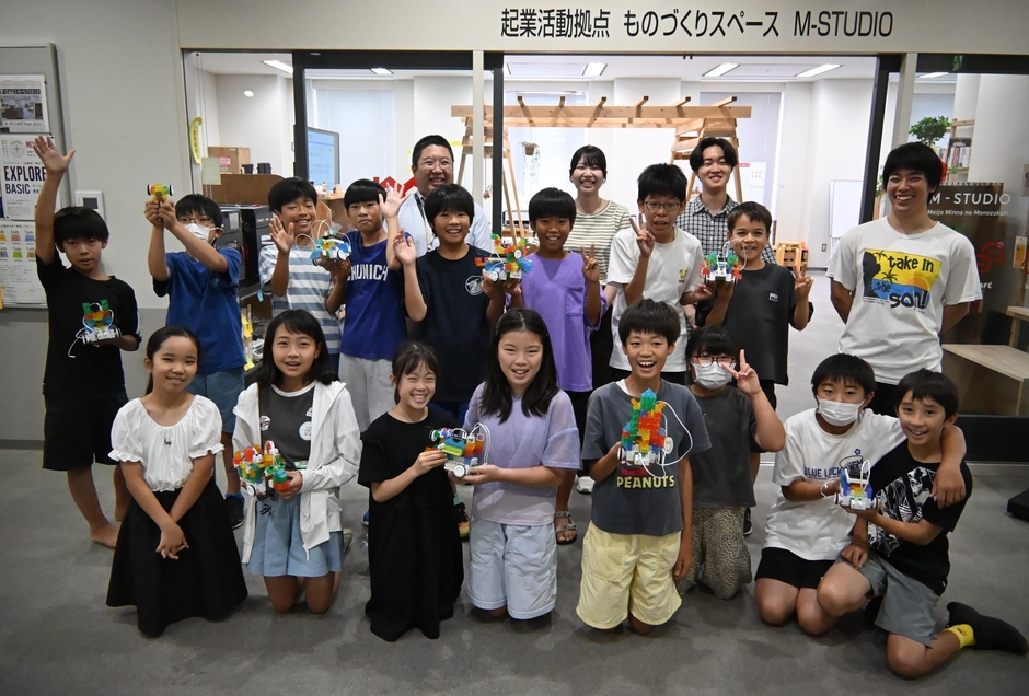 愛着の湧いたロボットと一緒に記念撮影