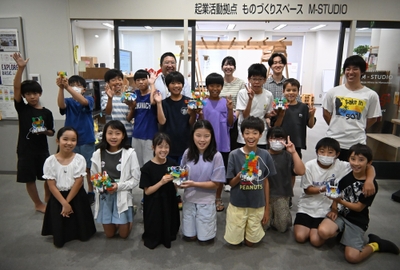 愛着の湧いたロボットと一緒に記念撮影