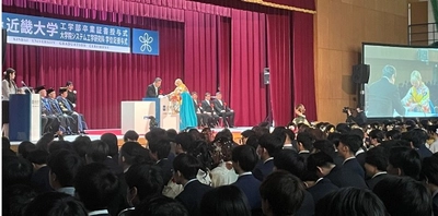 近畿大学工学部（広島キャンパス）で卒業式を挙行　当日発表のスペシャルゲストが卒業生へ激励のスピーチを贈る