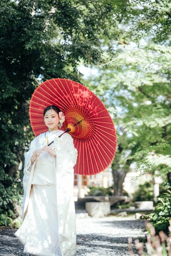 赤い番傘と白無垢姿の花嫁様