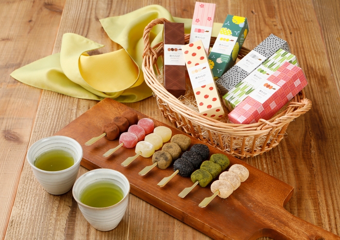 京都駅にて1日1,000本を販売するモチモチ食感の「串わらび」