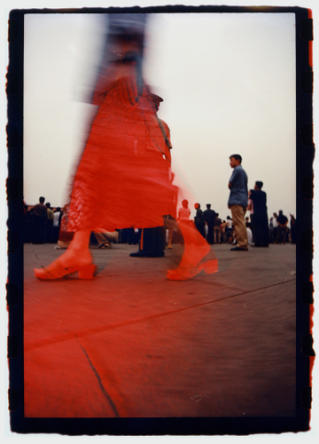 「レッドフラッシュ - Takakoの赤いスカート - 北京を歩く」より  2004