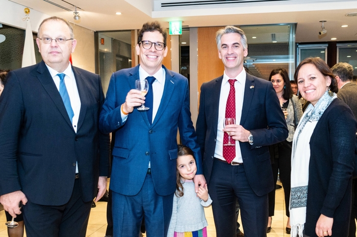 (左から)在日ルクセンブルク大公国大使 ピエール・フェリング氏、サイモン・グランバーガー、ベルギー王国大使館一等書記官 ブレント・ヴァン・タセル氏、ロクサンヌ・ドゥ・ビルデルリング氏