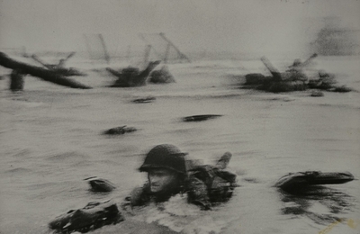 ロバート・キャパ(ハンガリー、アメリカ、1913-1954) 《連合軍による北フランス攻撃開始日(Dディ)、フランス、オマハ・ビーチ、1944年6月6日》1944年 (C)Robert Capa/ICP/Magnum Photos