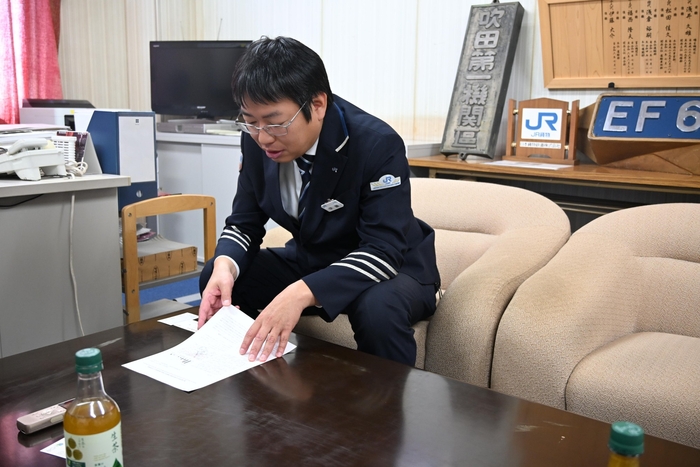 名古屋工業大学大学院時代の研究論文を読む伊藤さん