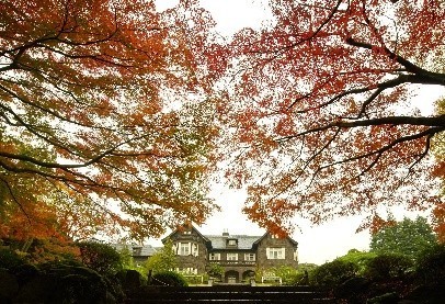 紅葉のカーテンに彩られた洋館