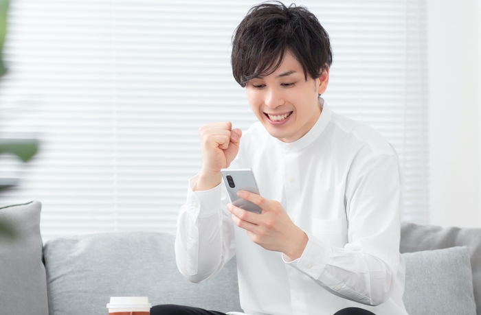 謎解きゲームを使った懇親会を、オフラインとオンラインで一緒に楽しむ社員の様子