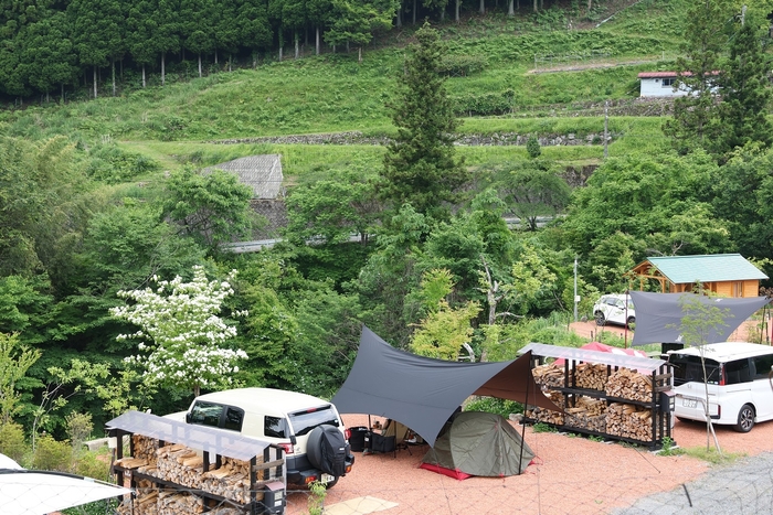 美しい栗巣川と白山神社を臨む人気のホーリーサイト