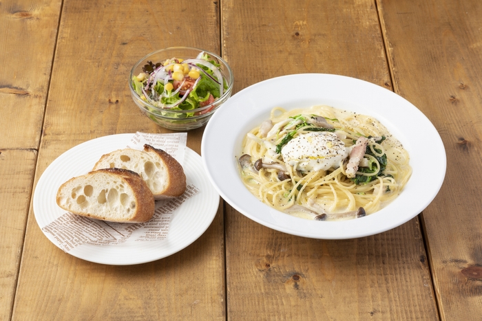 【kawara CAFE&DINING「ベーコンと茸、マスカルポーネチーズのクリームパスタ　トリュフの香り『窯焼きパスコ　国産小麦のバゲット』セット」】