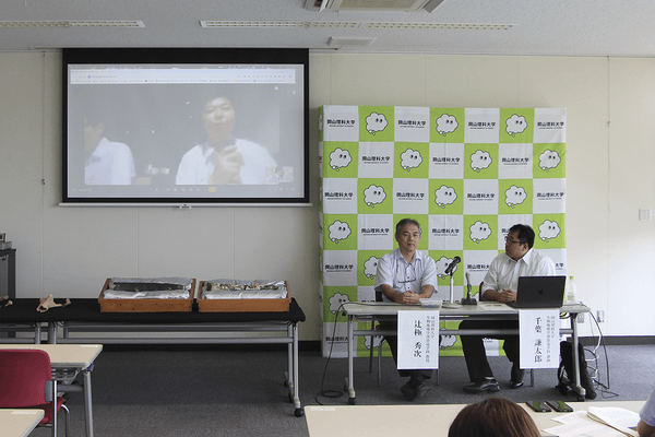 たんば恐竜博物館をオンラインで結んで開かれた記者会見