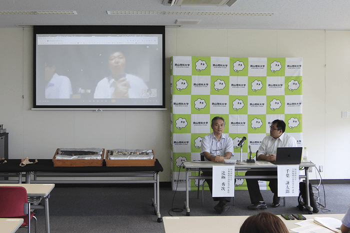 たんば恐竜博物館をオンラインで結んで開かれた記者会見