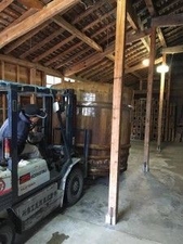 野澤食品工業に運ばれる木桶