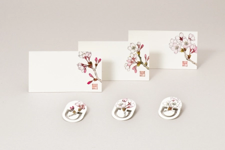伝統息づく九谷焼作家の絵を、さりげなく暮らしの中に 　メッセージカード＆紙製クリップ 「MESSAGE CARD＆PAPER CLIP桜／菊」新発売