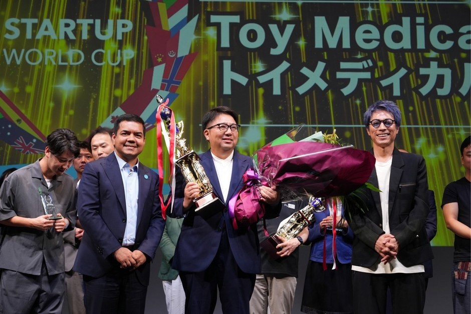 中央:スタートアップワールドカップ2025九州大会にて優勝トロフィーを持つトイメディカル代表 竹下英徳