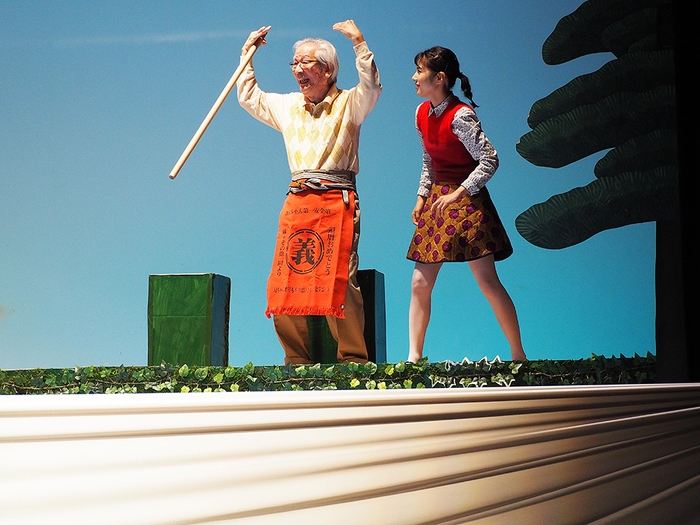 小松醤油の主人、小松の親分のギャクが炸裂。右は娘役の黒滝サク。