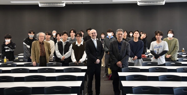 講義後、学生たちと