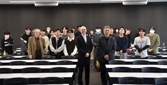 講義後、学生たちと