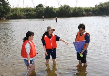 大和川わんど（湾処）で里山学演習を実施　八尾市と近大が取り組む、大和川の自然再生と環境教育