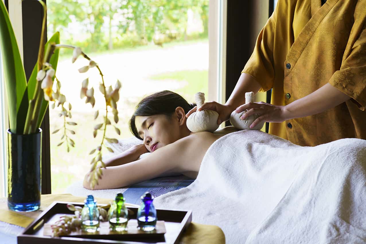 【星のや沖縄】月桃染め体験や月桃スパで心身ともにリフレッシュ「月桃ウェルネス滞在」を開催 ~月桃の花が咲くコースでの乗馬体験や月桃の香りを楽しむ料理を提供~|開催期間:2023年3月1日~5月31日