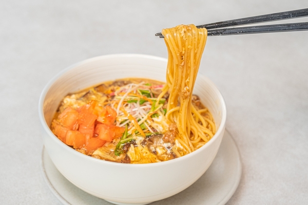 トマトとゼンブヌードルの酸辣湯麺（スーラータンメン）