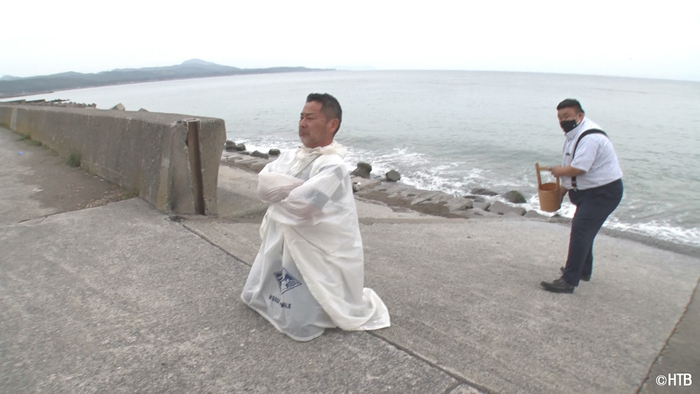 「藤やん＆うれしーの北海道旅どうでしょう」藤村D(左)がみそぎ体験。冷たい海水を浴びる(C)HTB