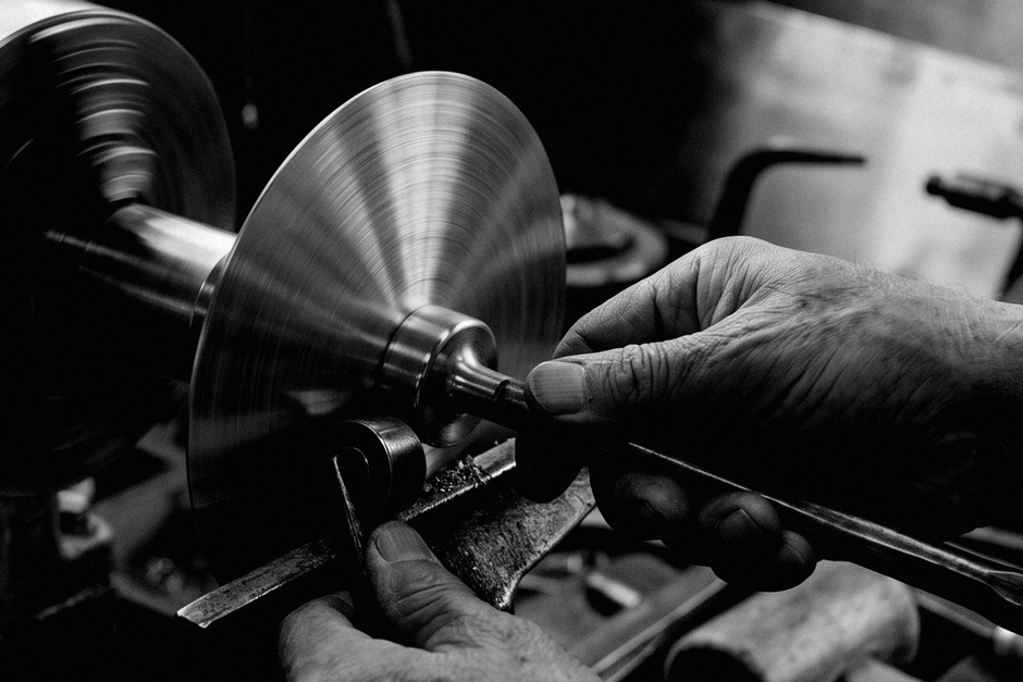 熟練の職人が一点一点仕上げる「ヘラ絞り」