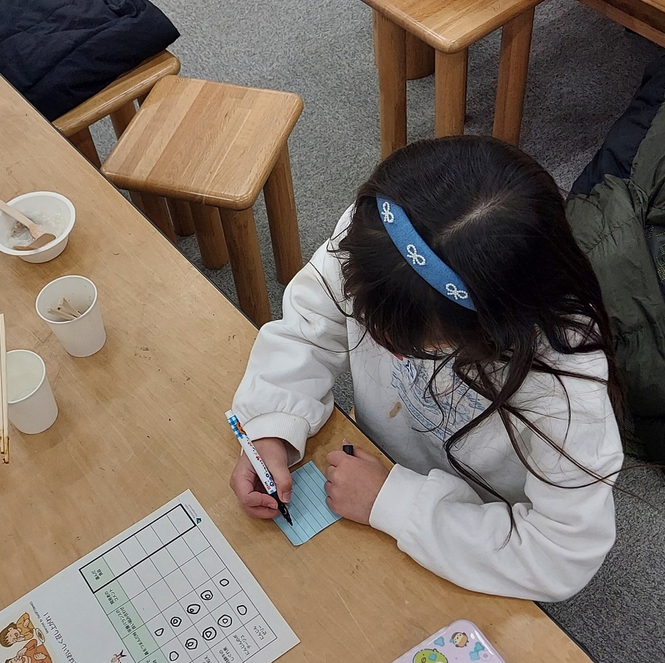 宇宙日本食認証に取り組むスタッフへのメッセージを書いている様子