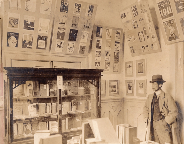 「書籍装幀雑誌表紙図案展覧会」会場写真(『非水アルバム帖』より) 撮影:明治45年(1912) 愛媛県美術館