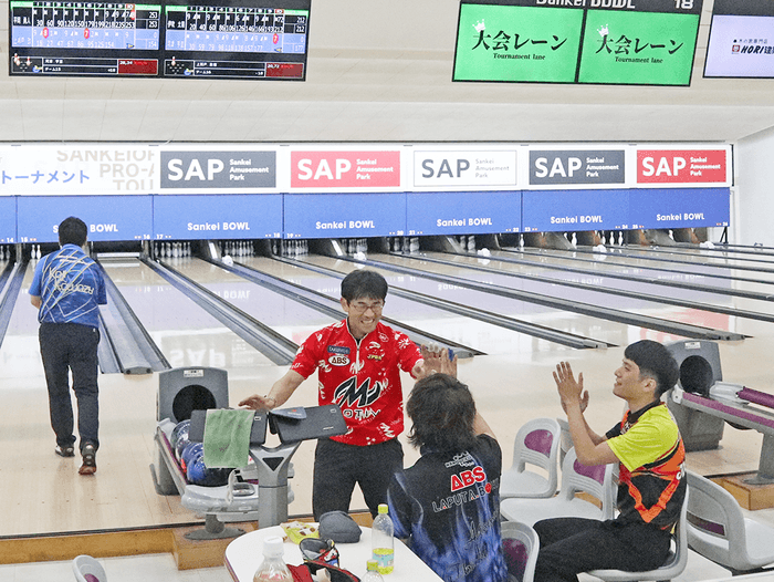 お互いを称え合うプロ(4〜6位決定戦)